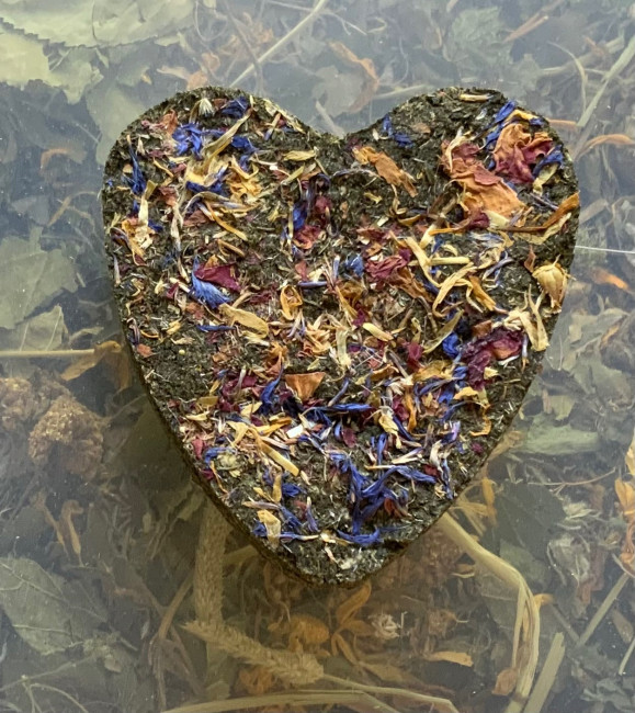 Knabberstein mit Petersilie und Blumenblättern