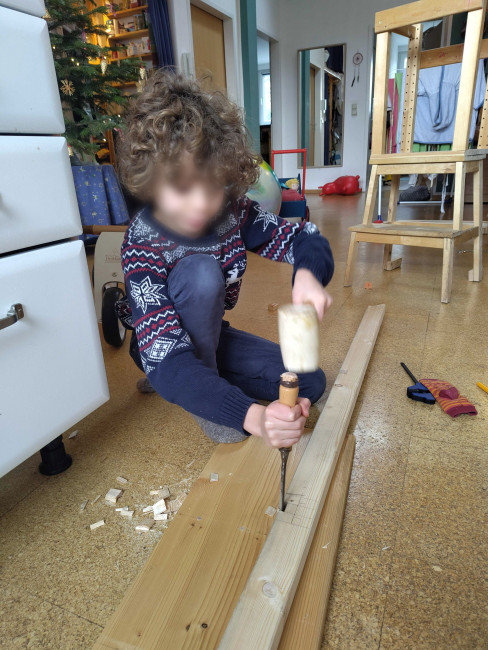 Ausarbeiten die Schwalben für die Verbindung der Querbalken. Hier liegen später die Böden drauf. Daher muss es gut halten.